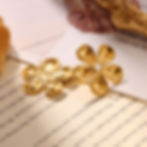 縮圖：Floral Pearl Stud Earrings – 18K Gold Vacuum Plated Stainless Steel