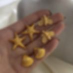 縮圖：Model wearing waterproof stainless steel starfish stud earrings